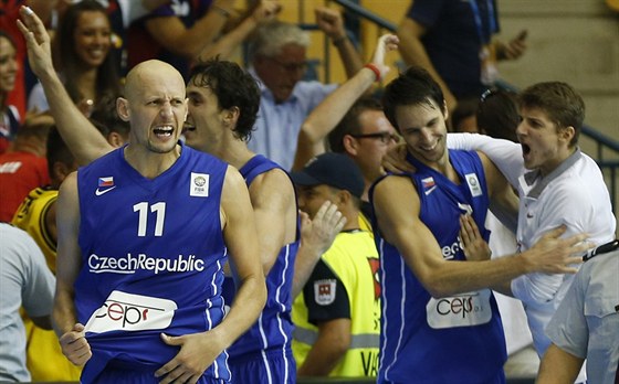 etí basketbalisté a jejich fanouci se radují z výhry nad Polskem. S íslem...