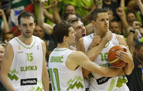 Slovintí basketbalisté slaví výhru nad panlskem.