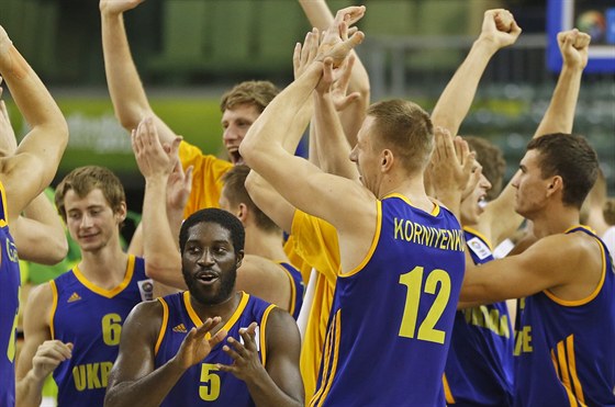 Ukrajintí basketbalisté slaví výhru nad Nmeckem.
