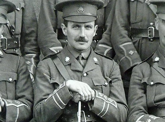 Zajatý kapitán Robert Campbell z prvního praporu pluku z hrabství East Surrey...
