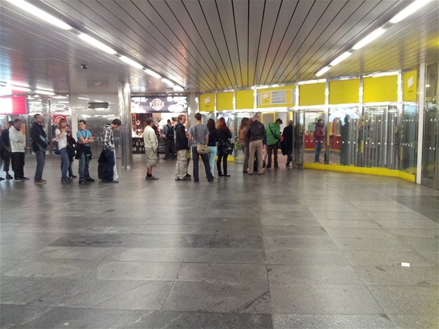Fronty ve stanici metra Hradanská.