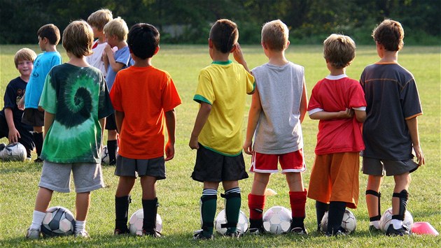 Mezi dětmi je populárním sportem fotbal.