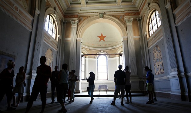 Podle Iniciativy za d�stojné vyu�ití v�znice v Uherském Hradi�ti a ob�anského sdru�ení Memoria se v padesátých letech v�znice stala místem utrpení stovek lidí.