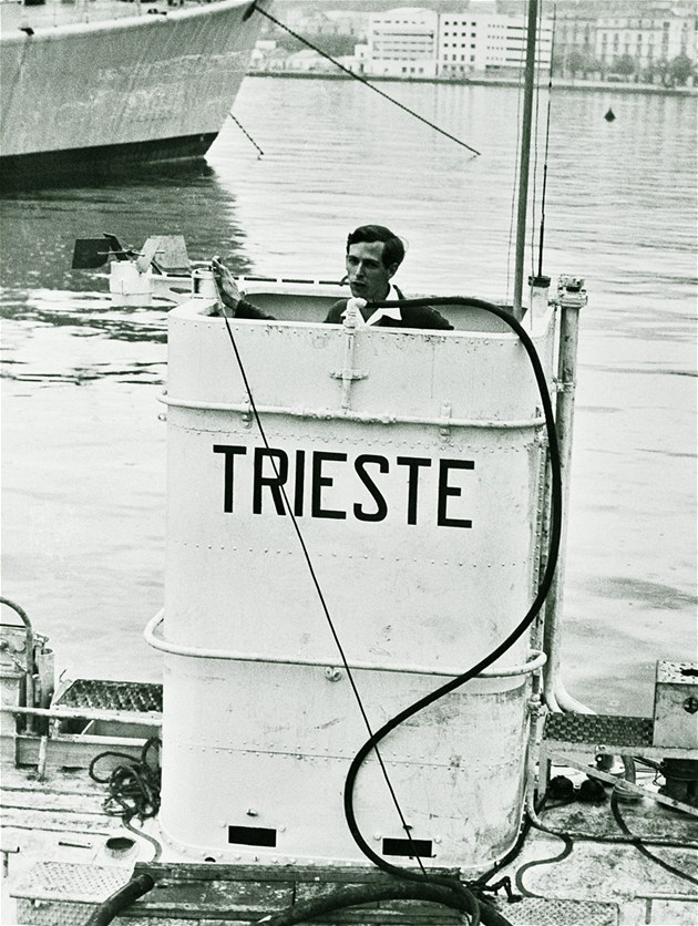 Podmo�ský výzkumník Jacques Piccard ve v�i batyskafu Trieste p�i zkou�kách v...