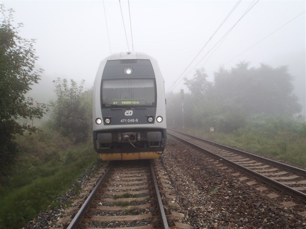 Vlak srazil na trati mezi Karltejnem a Berounem lovka. (5. záí 2013)