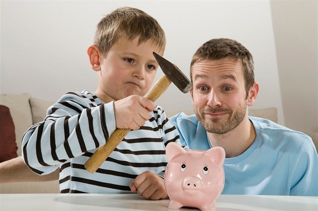 Máte p�edstavu o tom, jaký mají d�ti p�ístup k finan�ním produkt�m bank a poji��oven? Vyzkou�ejte si test.Ilustra�ní snímek