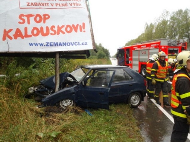 Sedmat�icetiletý �idi� narazil se svou felicií do billboardu Zemanovc� (1. zá�í