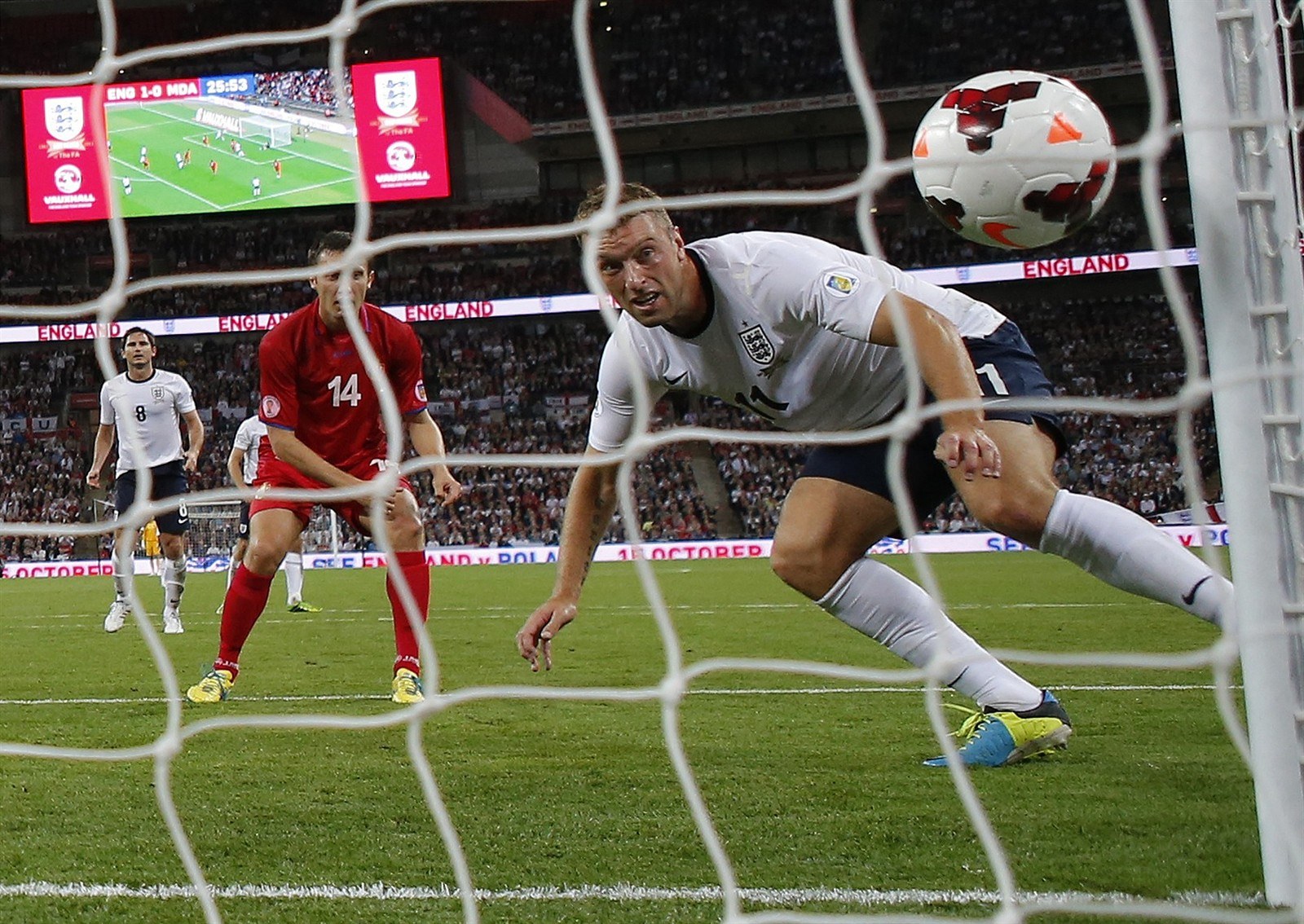 TREFA. Anglický úto�ník Rickie Lambert zblízka hlavi�kuje do sít� v...