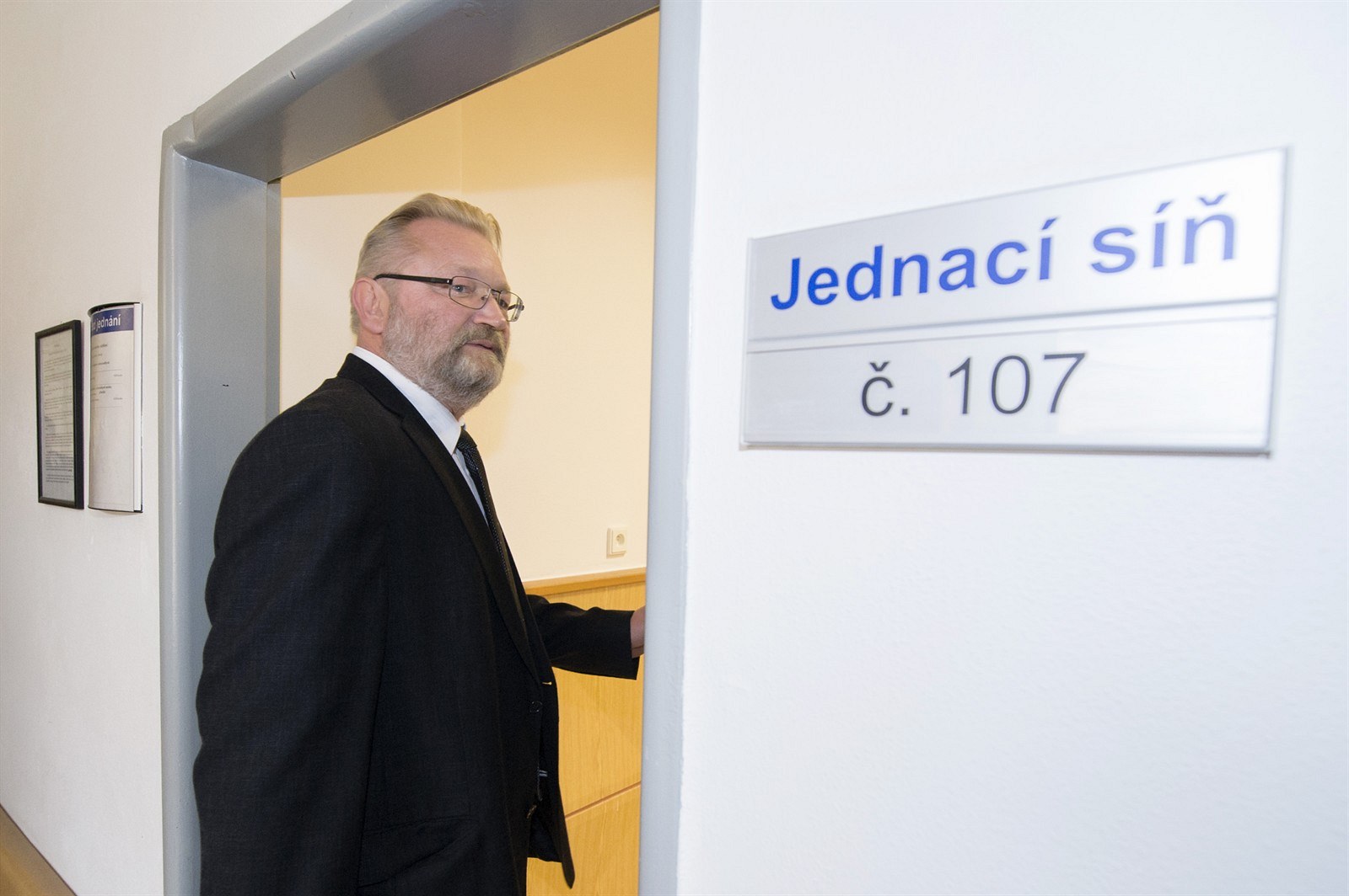 Exnám�stek hejtmana Královéhradeckého kraje Rostislav V�ete�ka jde k soudu