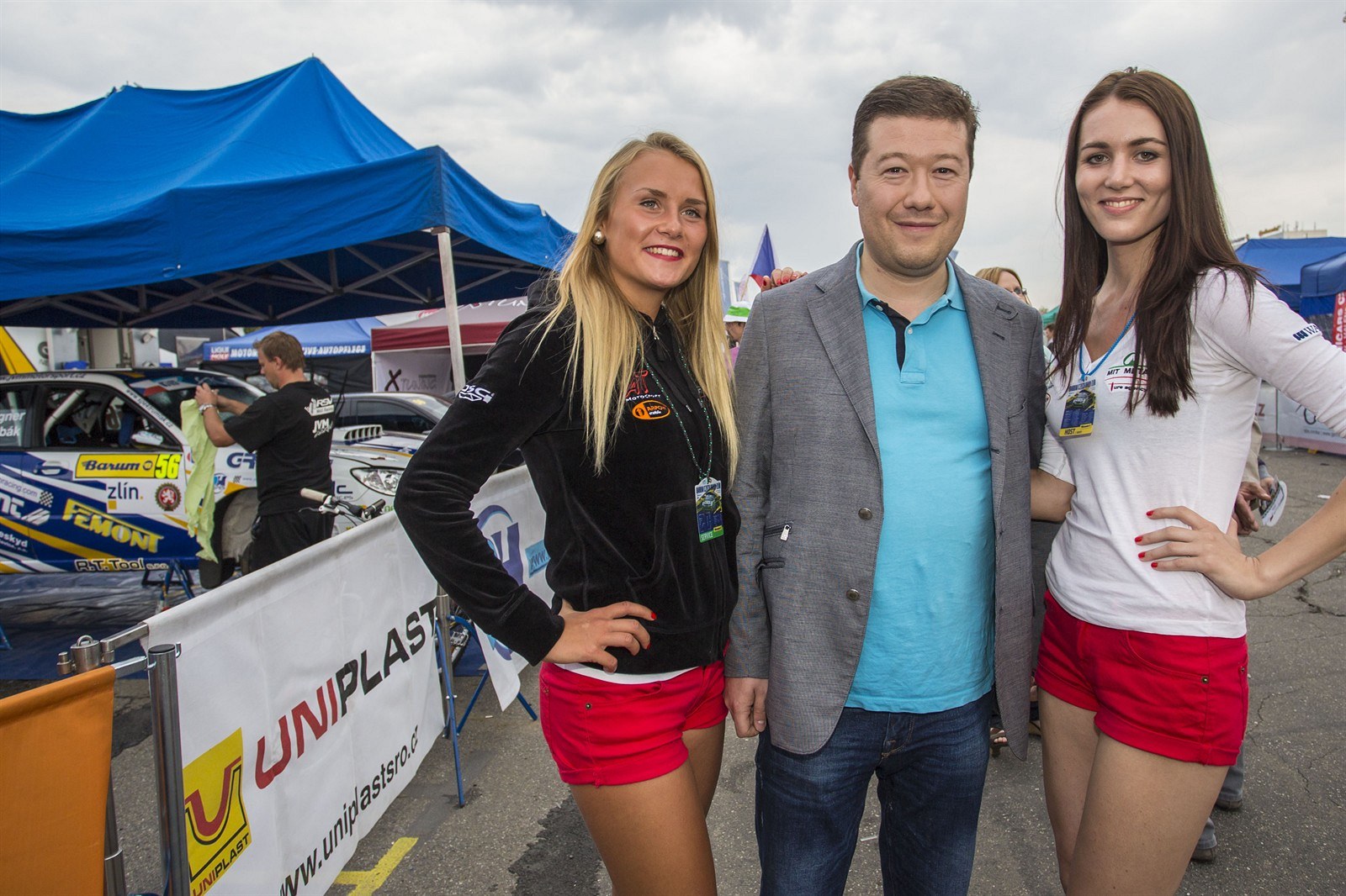 Tomio Okamura a p�íznivci jeho hnutí Úsvit p�ímé demokracie si st�ují na jednání sázkové kancelá�e Fortuna.