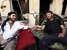 Aleppo. Bojovníci Syrské svobodné armády odpoívají v pestávce mezi boji (8....