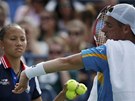 Australský tenista Lleyton Hewitt kontroluje stav zranné ruky v osmifinále US