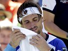 panlský tenista David Ferrer se utírá runíkem ve tvrtfinále US Open.
