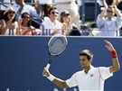 TLESKEJTE! Srbský tenista Novak Djokovi burcuje diváky pi semifinále US Open.