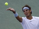 panlský tenista Rafael Nadal podává v semifinále US Open.