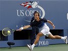 Francouzský tenista Richard Gasquet se natahuje po míku v semifinále US Open.