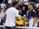 Francouzský tenista Richard Gasquet (vpravo) gratuluje Rafaelu Nadalovi ze