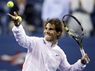 panlský tenista Rafael Nadal odpaluje do hledit podepsané míky po postupu