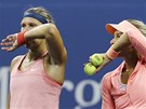 eské tenistky Lucie Hradecká (vlevo) a Andrea Hlaváková se domlouvají ve