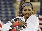MOJE! Americká tenistka Serena Williamsová laská trofej pro vítzku US Open.