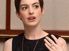 Adam Shulman, manel hereky Anne Hathaway, se krom filmu vnuje i...