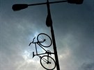 Pomník na památku Jana Bouchala a dalích cyklist, kteí tragicky zemeli v...