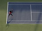 SERENA VE VZDUCHU. "Letící" Serena Williamsová odehrává úder bhem zápasu 4....