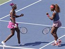 SESTRY V AKCI. Venus (vlevo) a Serena Williamsová ve čtvrtfinále čtyřhry proti...