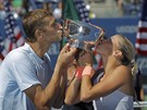 MÁME TO! Andrea Hlaváková a Max Mirnyj líbají trofej pro ampiony smíené...