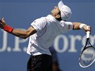 TO BUDE ÚDER. Srb Novak Djokovi servíruje v semifinále US Open proti výcarovi