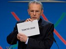 TOKIO! Prezident Mezinárodního olympijského výboru Jacques Rogge ukazuje, které...