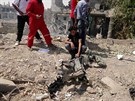 Syané zkoumají zbytky ze sesteleného letounu armády Baára Asada (2. záí)