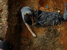 Skupina antropolog z floridské univerzity exhumuje ostatky nalezené na...