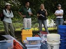 Skupina antropolog z floridské univerzity koordinuje postup prací pi exhumaci