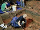 Forenzní antropologové exhumují ostatky svenc chlapecké koly v Mariann...