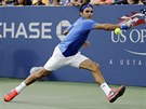 JET KOUSEK. Roger Federer se natahuje za míkem v osmifinále US Open proti...