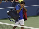 KONEC. Roger Federer opoutí kurt po vyazení v osmifinále US Open.