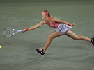 JET KOUSEK. Viktoria Azarenková se natahuje za míkem ve tvrtfinále US Open.