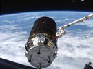 Rameno Canadarm2 stanice ISS uchopilo japonskou lo HTV-4. Pipojila se nakonec...