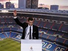 ZDRAVÍM VÁS! Fotbalista Gareth Bale mává z VIP lóe fanoukm Realu Madrid,...
