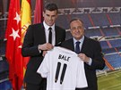 TOHLE JE TVJ DRES. Florentino Pérez pedal Garethu Baleovi dres Realu Madrid s...