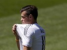 REAL MADRID MÁM V SRDCI. Gareth Bale ukazuje fanoukm, který klub má v srdci.