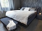 Dominantu ložnice tvoří luxusní, elektricky ovládané polohovací lůžko značky...