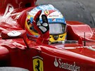 Fernando Alonso z Ferrari zdraví fanouky poté, co skonil druhý ve Velké cen...