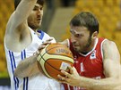 eský basketbalista David Jelínek (vlevo) brání Gruzínce Manuchara...