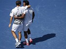 Radek tpánek (vlevo) a Leander Paes se objímají  po vítzném  finále US Open.