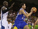Guy Pnini (v modrém) z Izraele uniká atakujícímu francouzskému basketbalistovi...