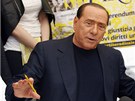 Pedseda strany Lidé svobody Silvivo Berlusconi mluví s novinái na srpnovém...