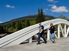 Turist� se proch�zej� na most� ve �pindlerov� Ml�n�.