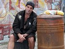 Miroslav Etzler pózující jako bezdomovec. Fotografie vznikla pro kalendá